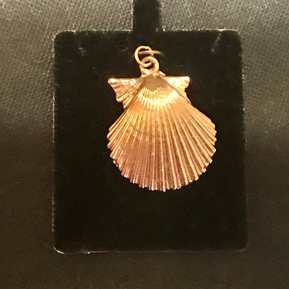 🔴 $5 or 3 for $12 Gold tone Shell Pendant - Picture 2 of 3